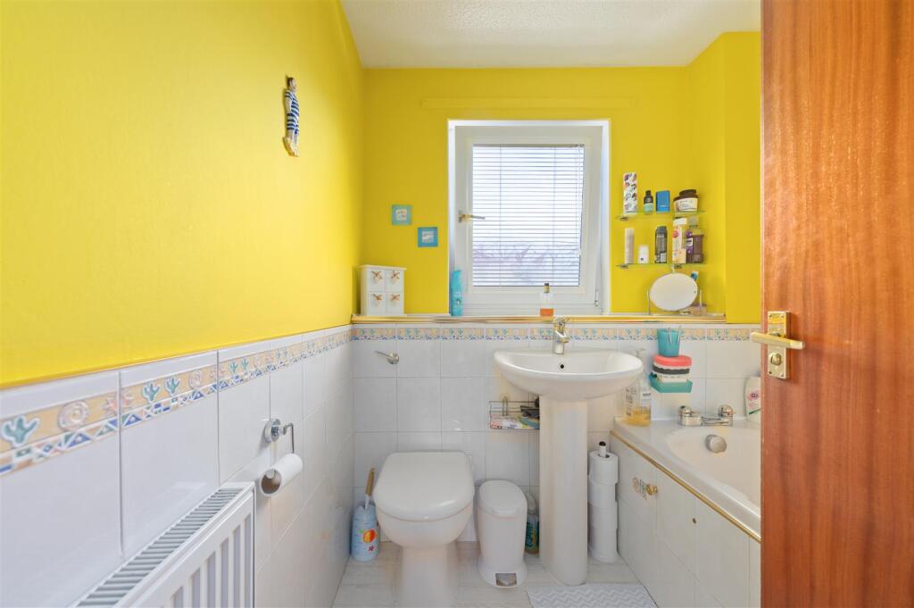 7 Fairley Court 021.JPG