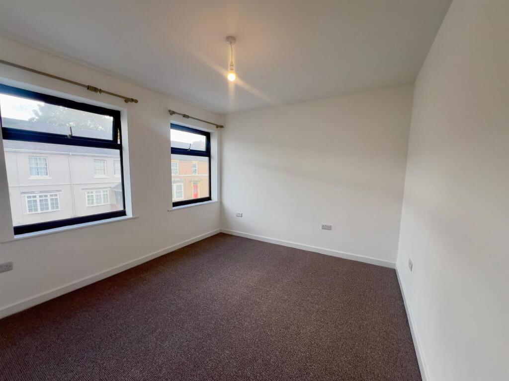 MAIN BEDROOM (2).jpg