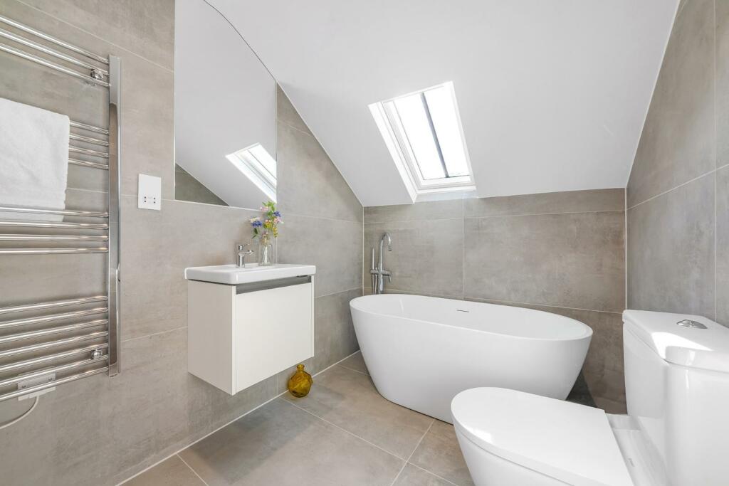 Bathroom (2).jpg