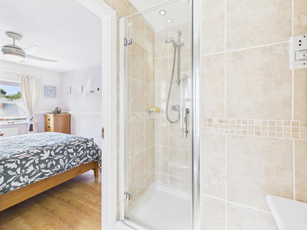 CAM04233G0-PR0025-STILL044