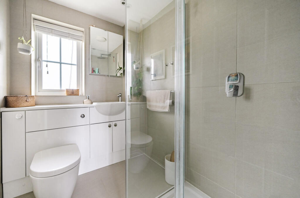 1373597-8-68ff6f8...