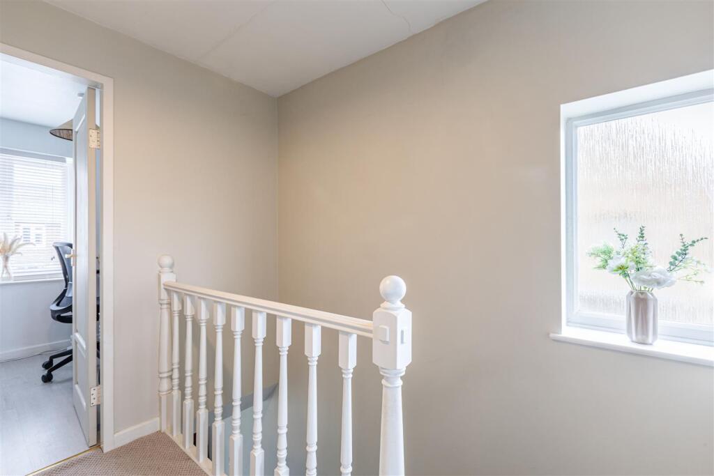 12 Gaveston Close, Byfleet, KT14 7HE - 7.jpg