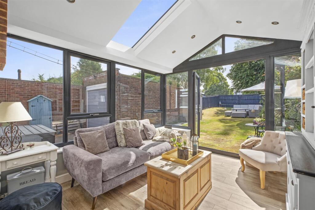 27 Ellsworth Road, HP11 2TU-10.jpg