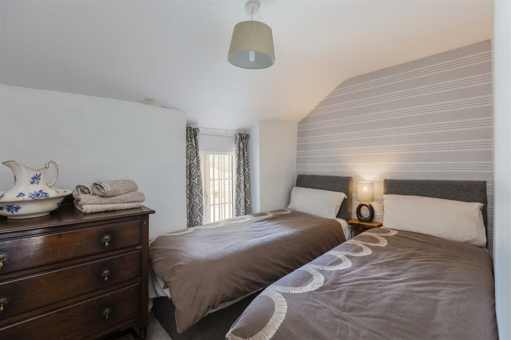 Kays Cottage Bedroom 2-1.jpg