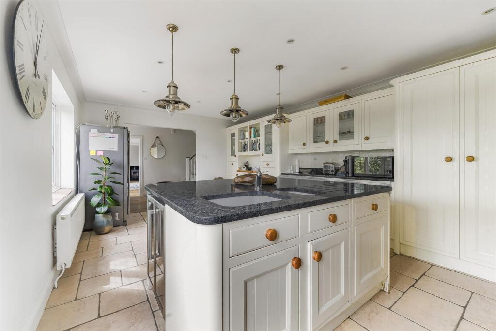 Kitchen breakfast room 1.jpg