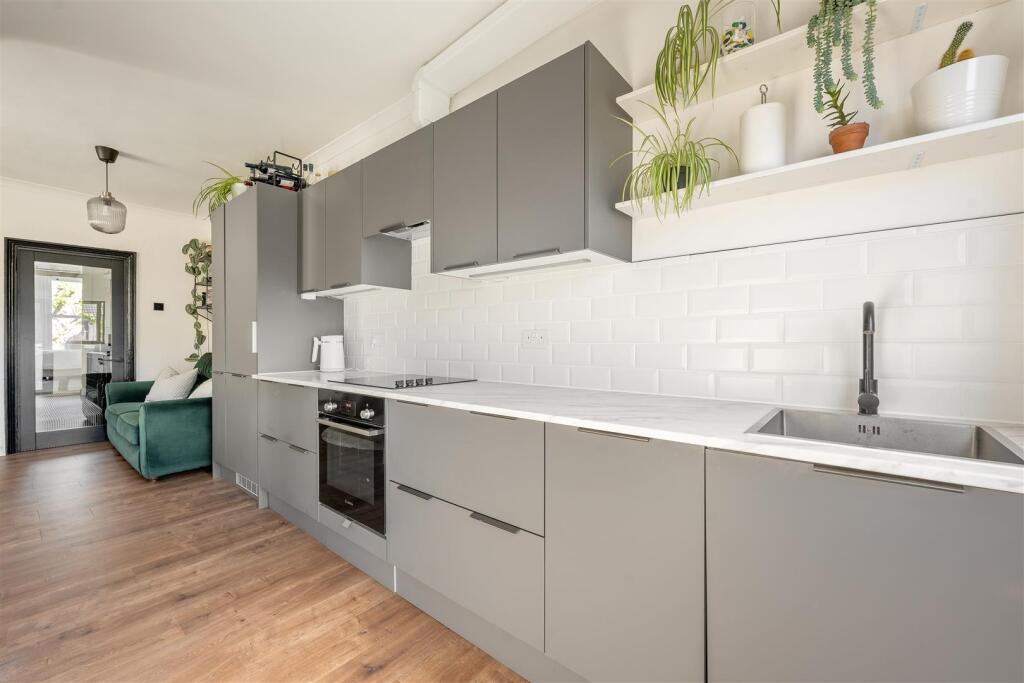 Park Grove Road, E11