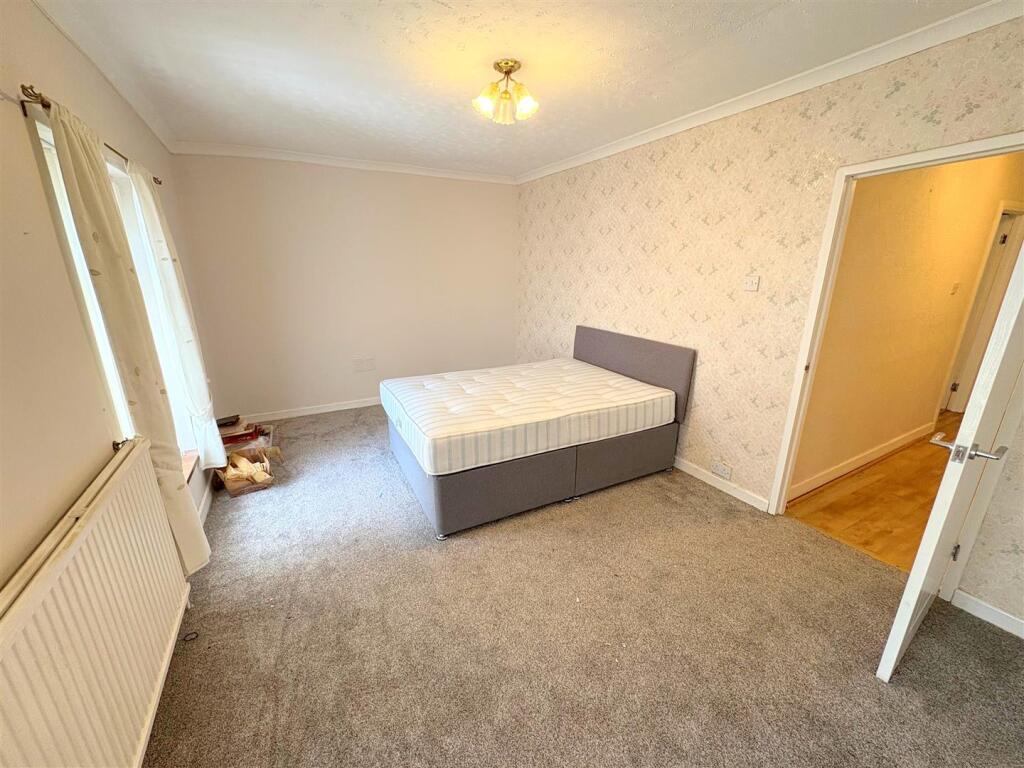 Bedroom 1b.jpg