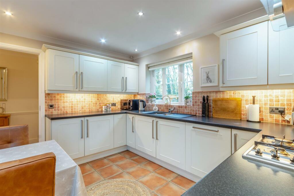 8627356-interior34.jpg