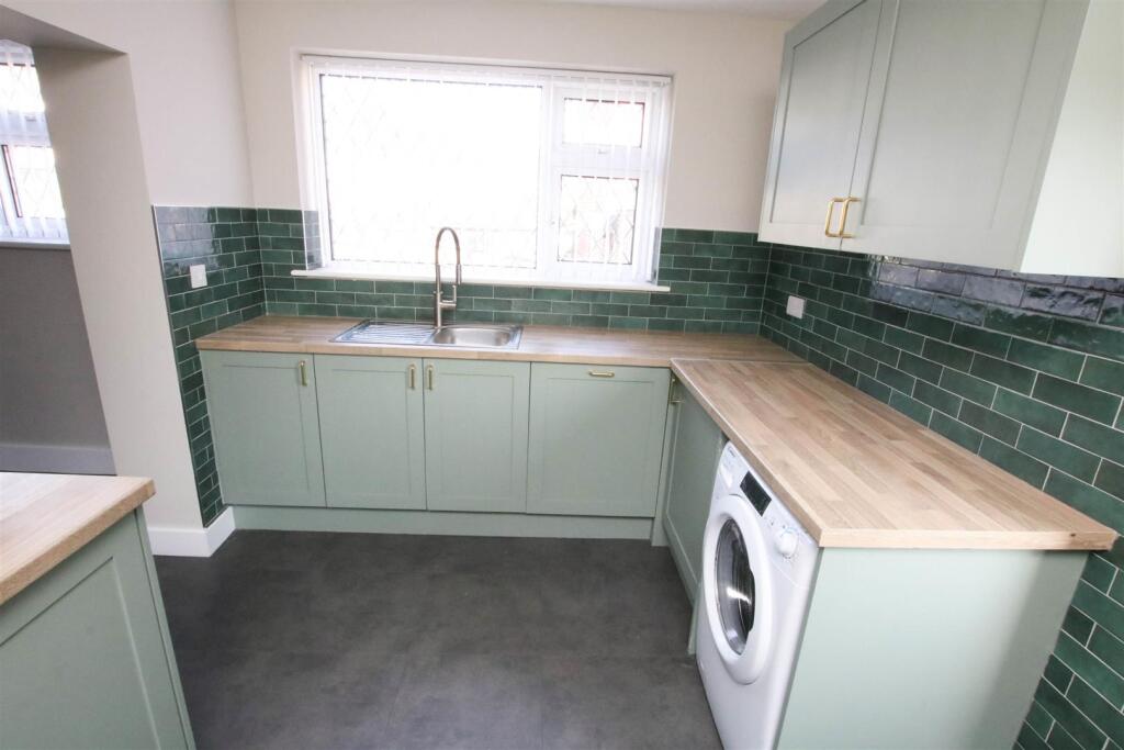 FITTED KITCHEN