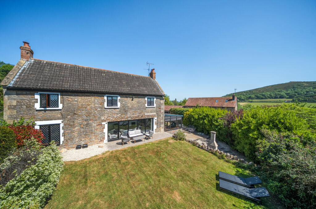 1281793-4-68272df...