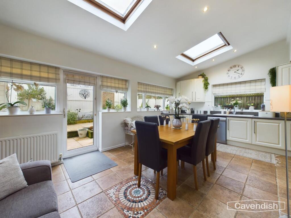 KITCHEN/DINING ROOM
