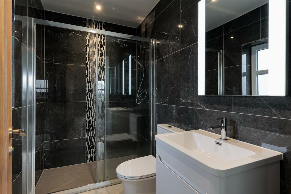 Master Bedroom En-Suite