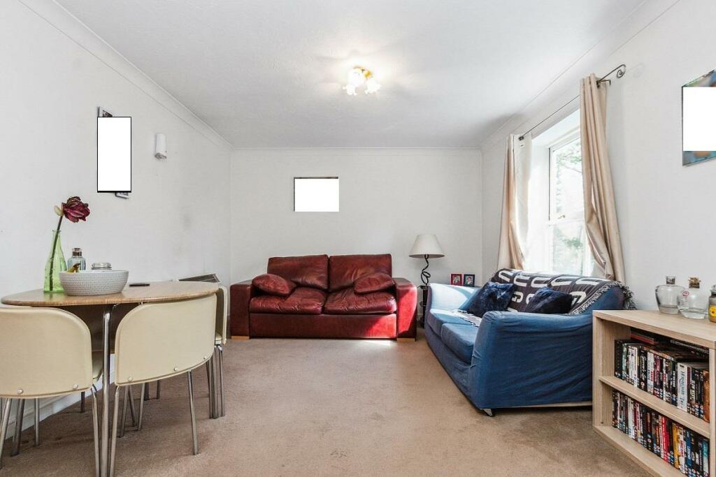 5 Searle Court CR4 3SF reception 1.jpg