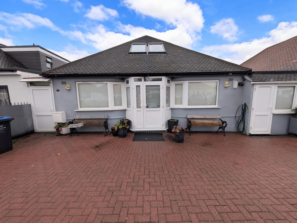 4 Bed, 4 Bath Link Detached Bungalow