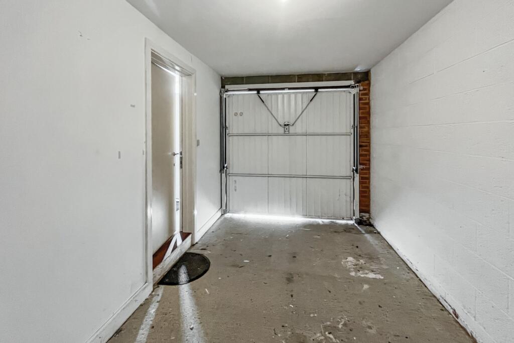 40 Reynolds Avenue, Redhill, Surrey, RH1 1TJ