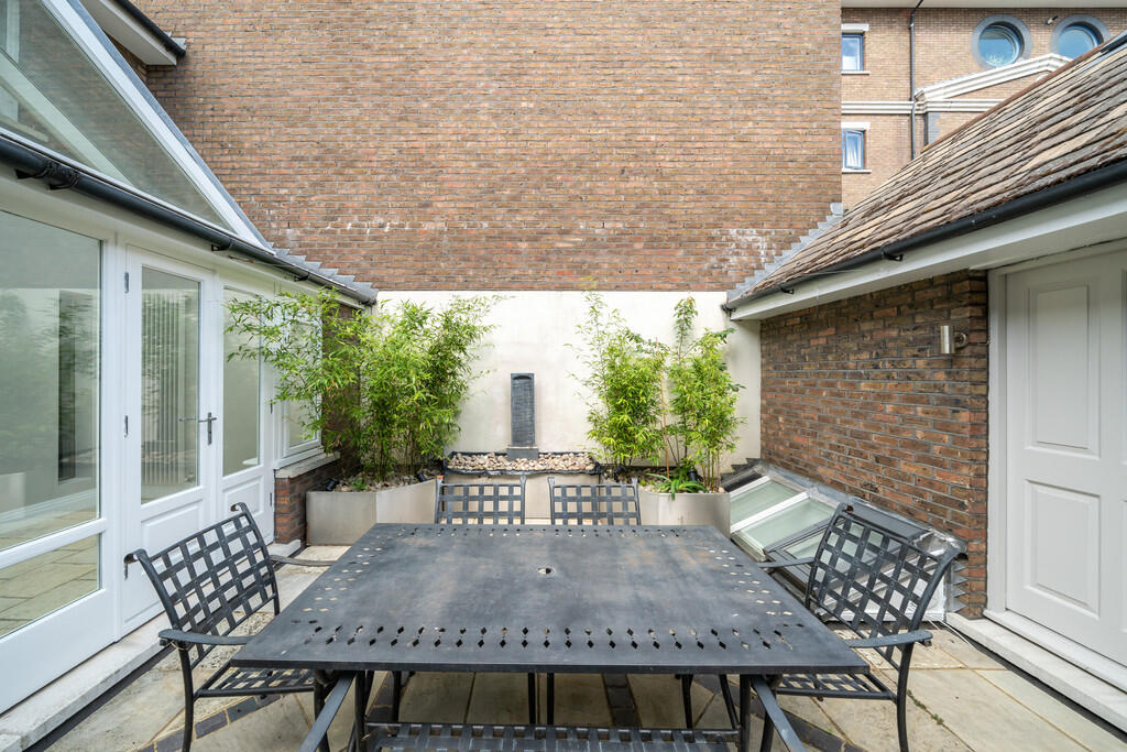 8 Coral Row, SW11...