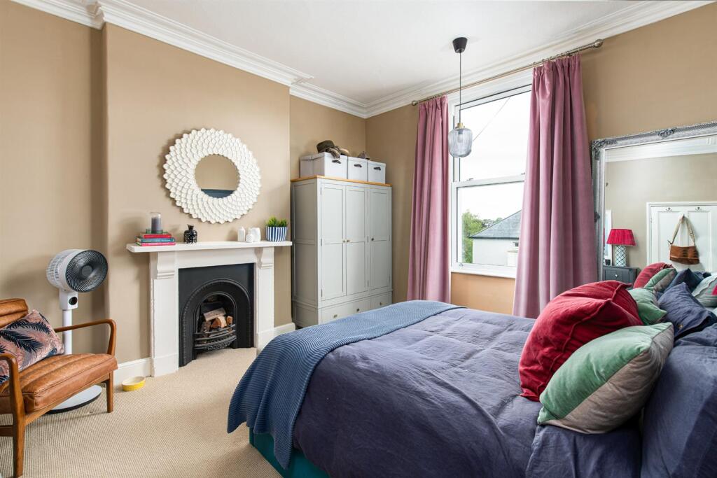 Bedroom1_2.jpg