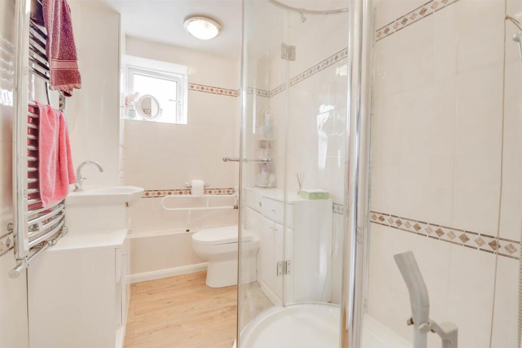17 WAVERLEY CRESCENT-4.jpg
