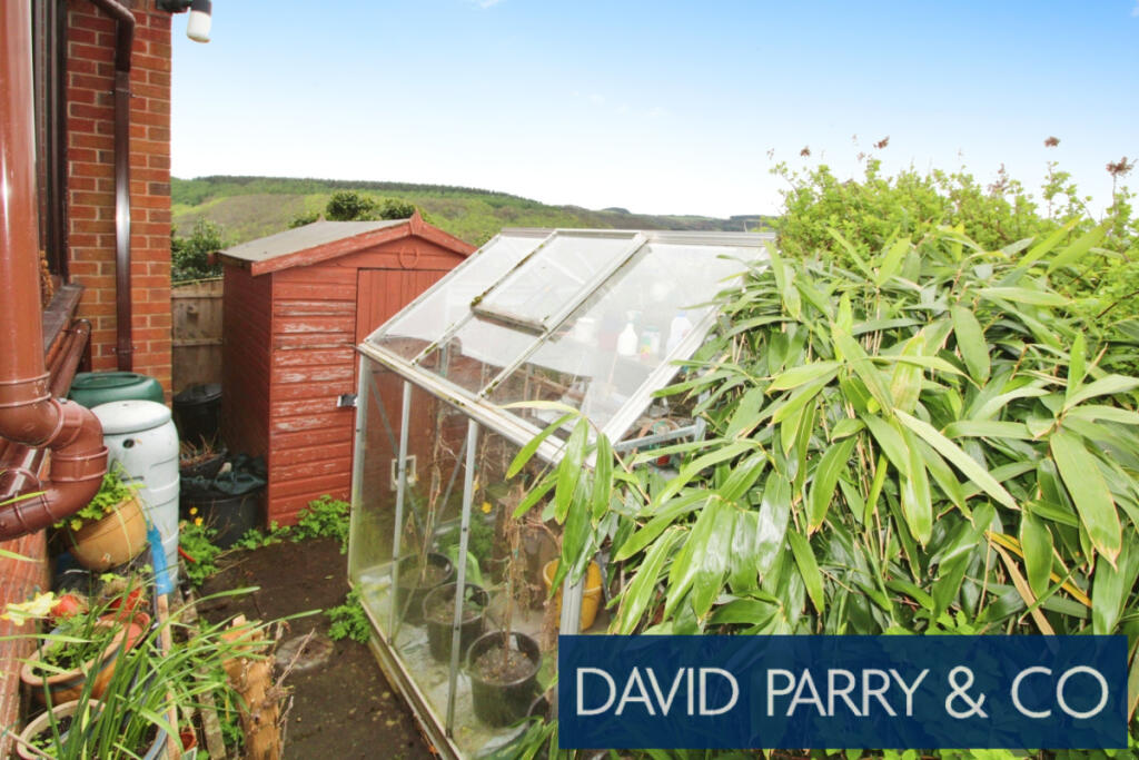 Modern detached 4 bed house with garden