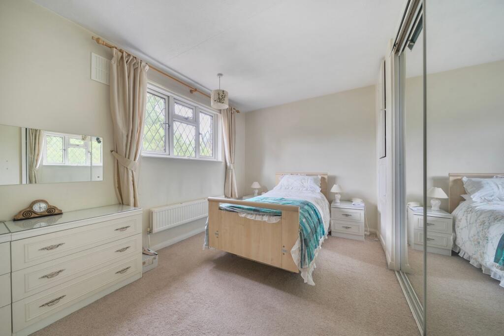Bedroom 2 ( rear)
