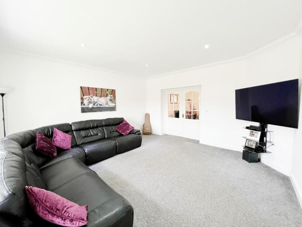 Lounge pic 3.jpg