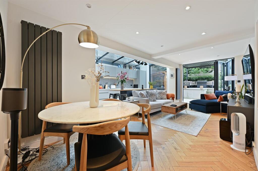 BW - Surrendale Place - 9 (1).jpg