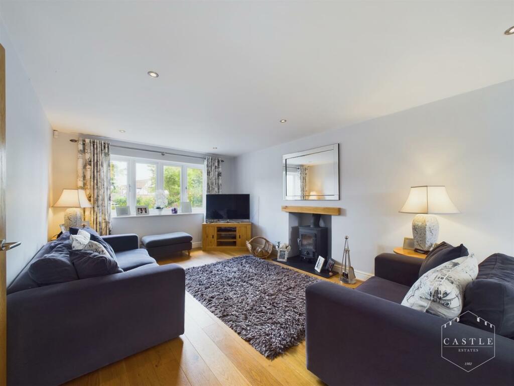 ATTRACTIVE LOUNGE