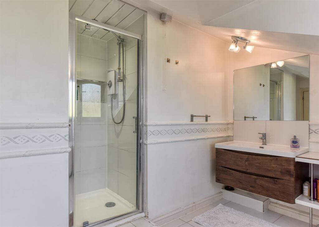 Earlswood Lodge-Bathroom (2).jpg
