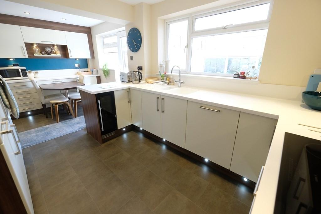 KITCHEN/BREAKFAST