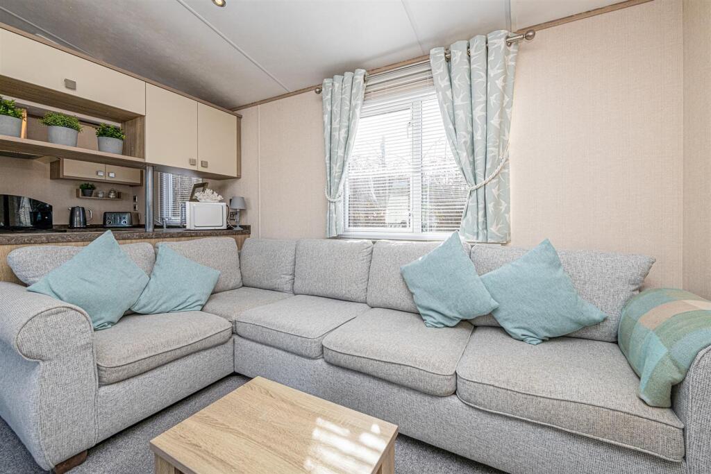 Y4-ABERAFON-PARK-LOUNGE-04.jpg