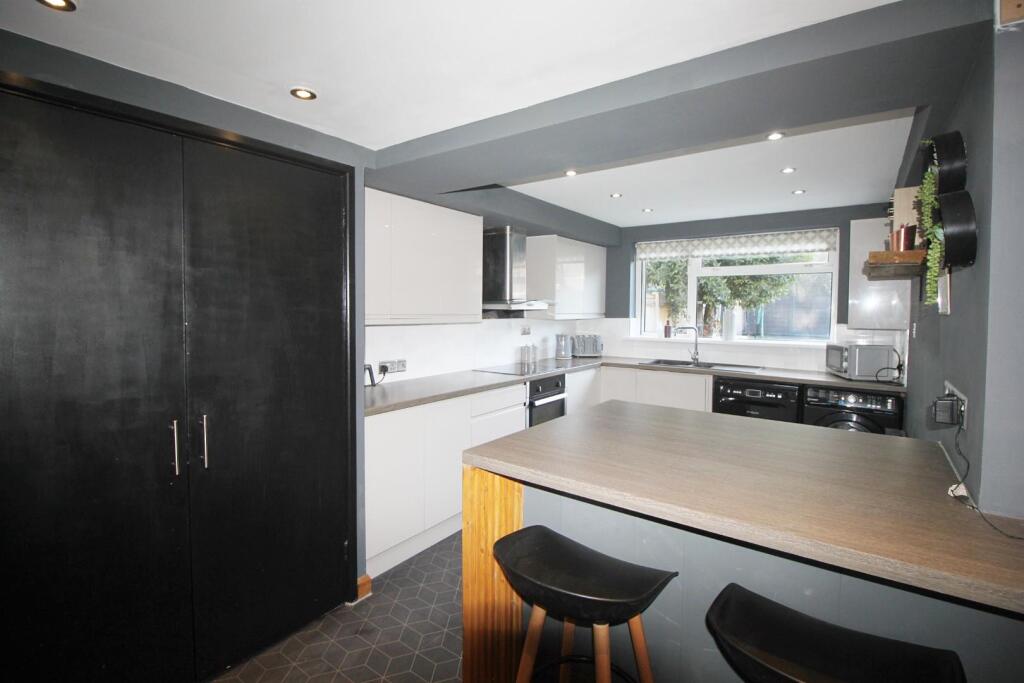 Kitchen 2.JPG