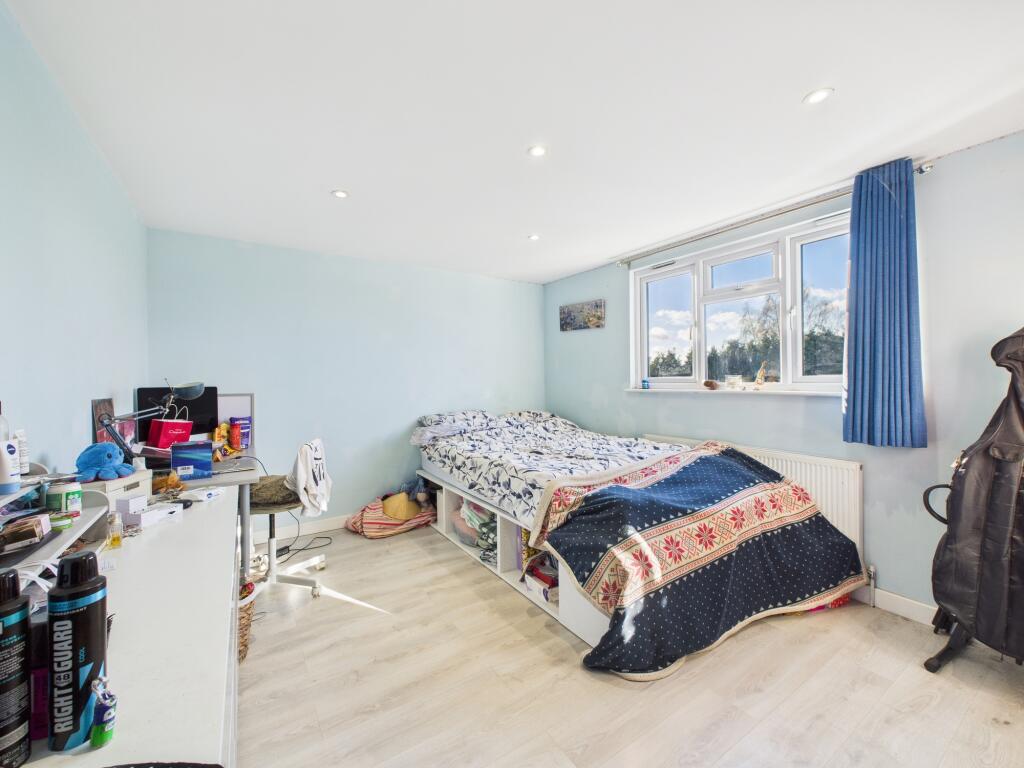 CAM04018G0-PR0409-STILL001