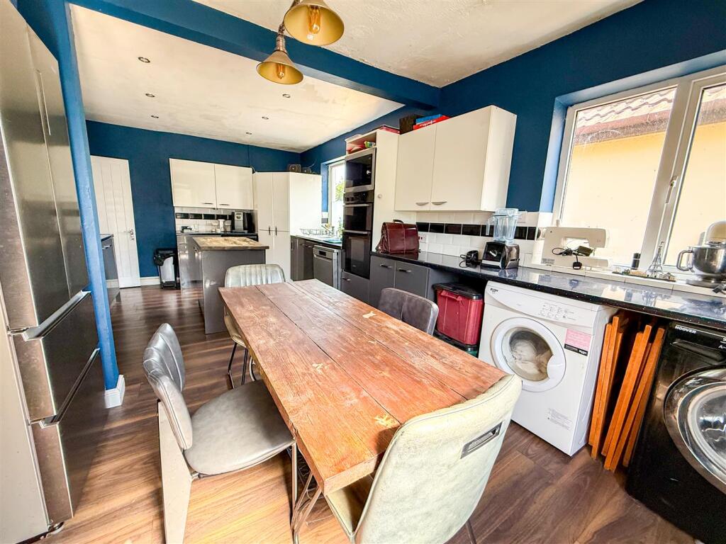 ALTERNATE VIEW OF KITCHEN/DINER
