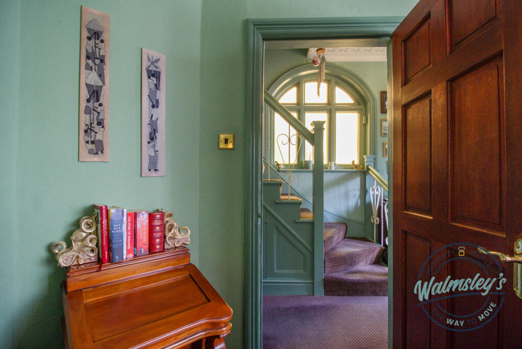 Sitting room into hallwaay