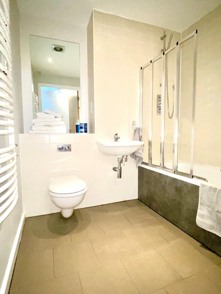 AC37 main Bathroom 