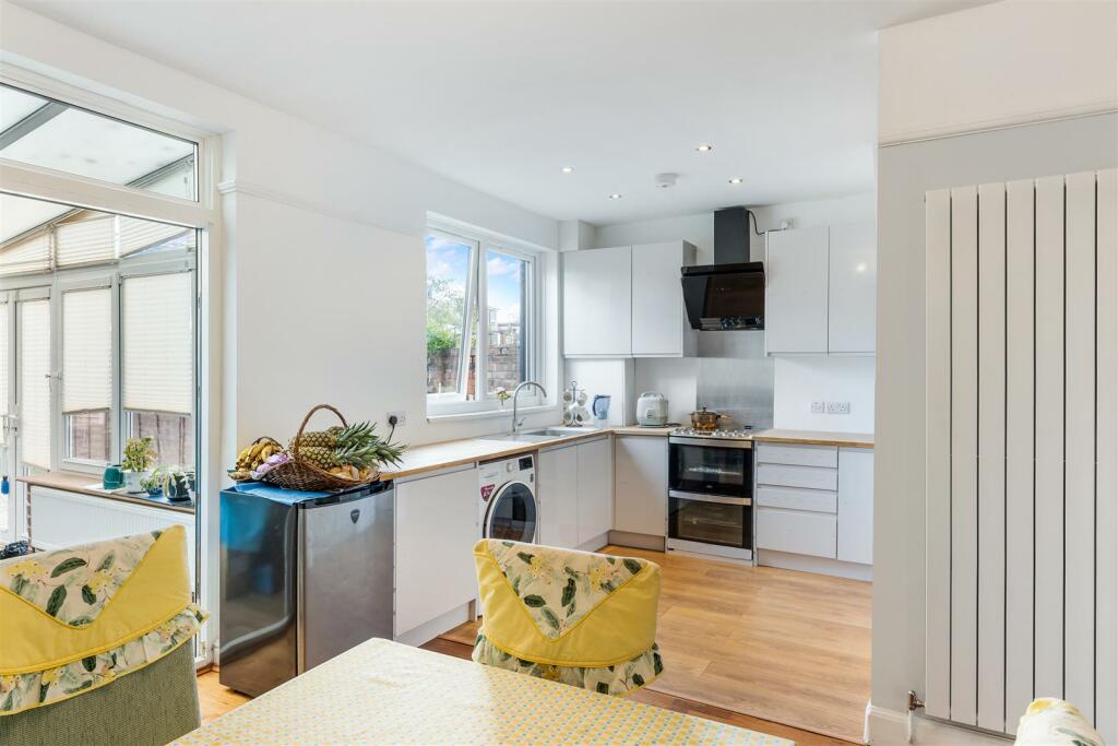 Kitchen/ Dining Room