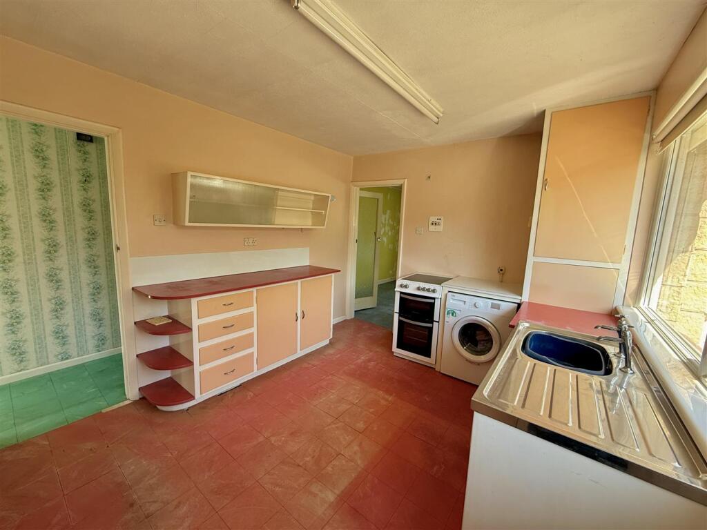 Kitchen/Breakfast Room: