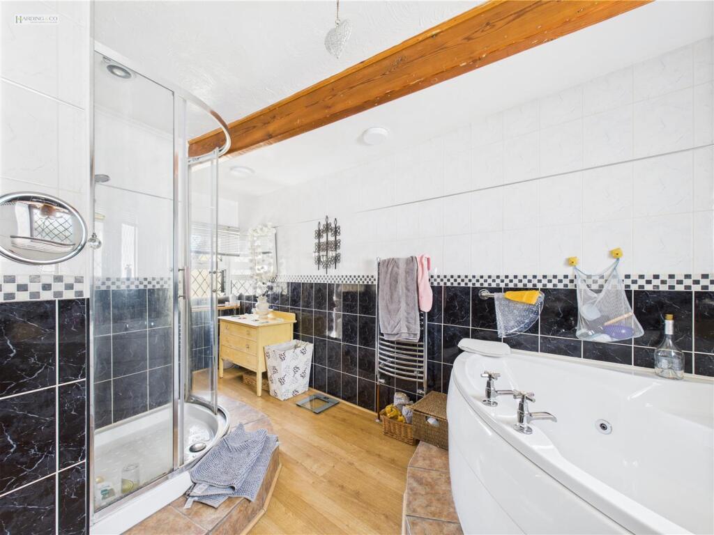 Family Bathroom ii.jpg