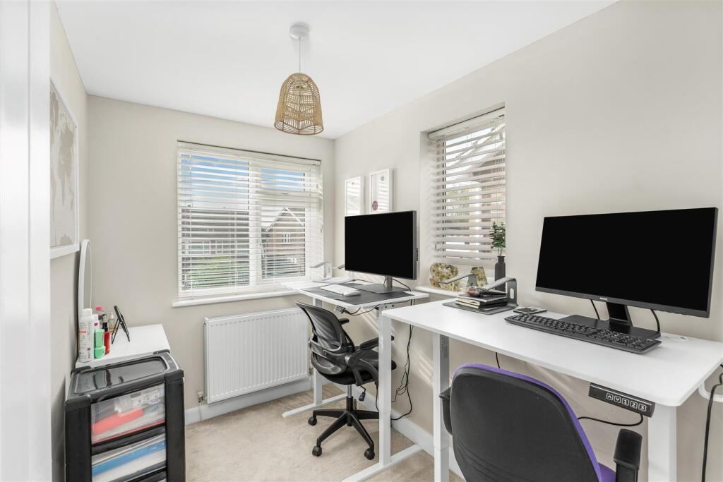 22 Austin Drive, Banbury-24.jpg