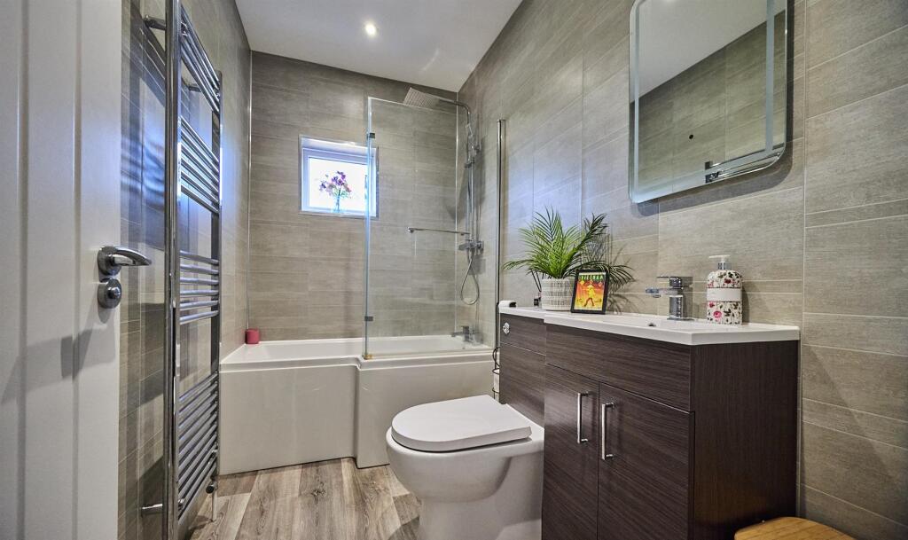 REAR FAMILY BATHROOM