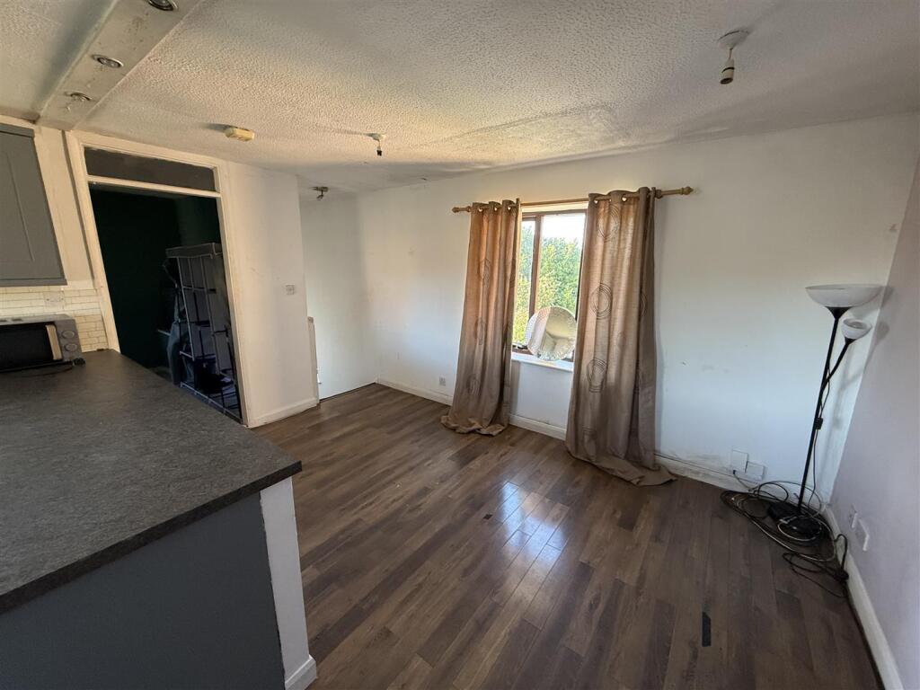 8 Liza Court (6).JPG