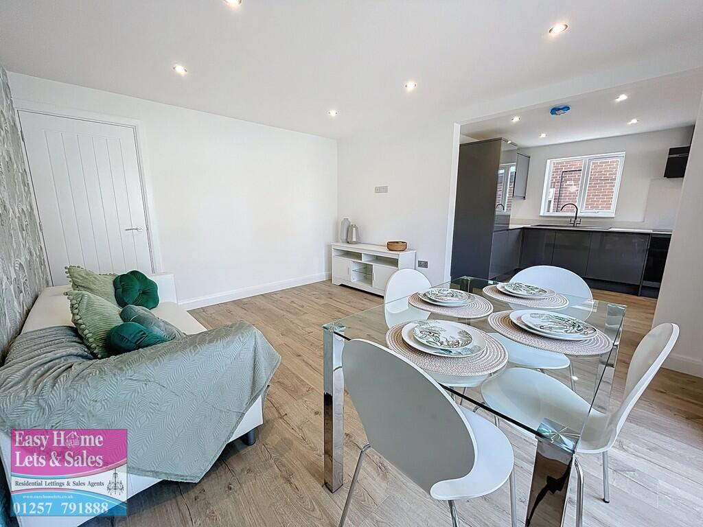 Family/Dining Roo...