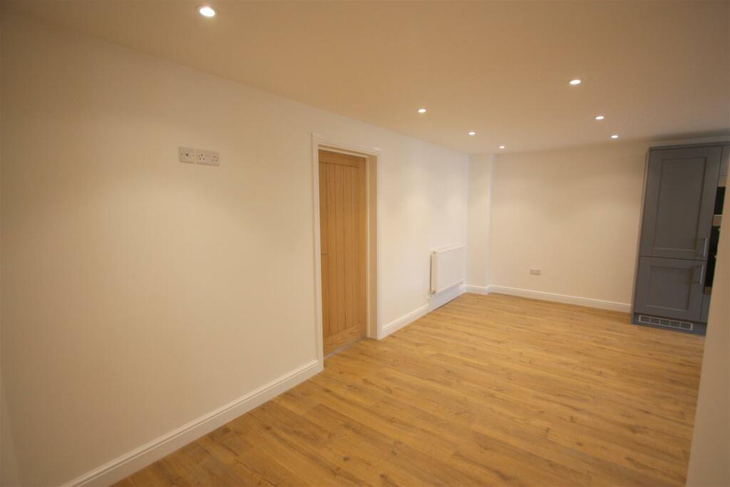 3 Lower Barn Court Dining Area