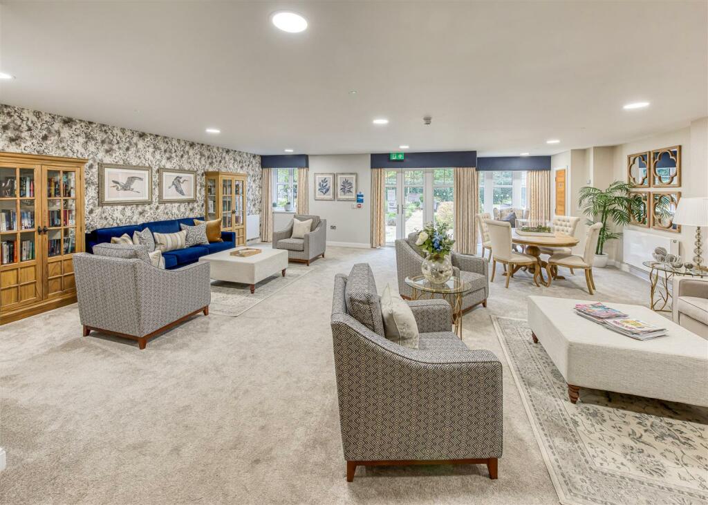 5 Clock Gardens-communal lounge1.jpg