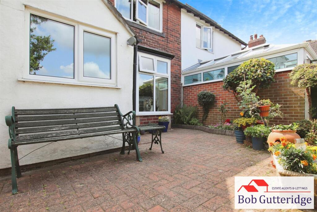 ENCLOSED REAR GARDEN