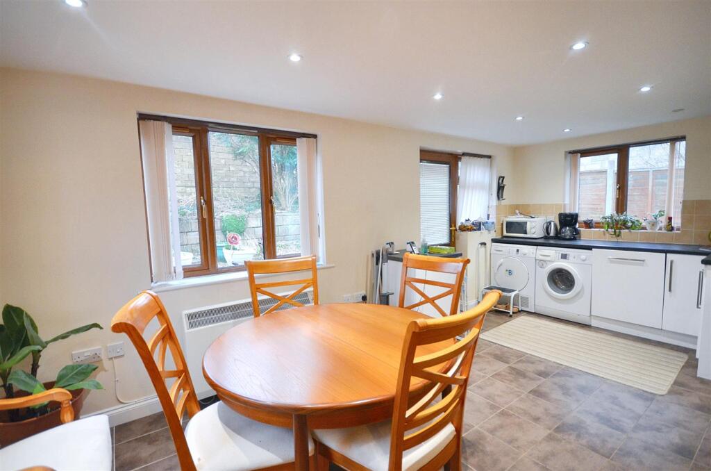Dining Area to the Kitchen