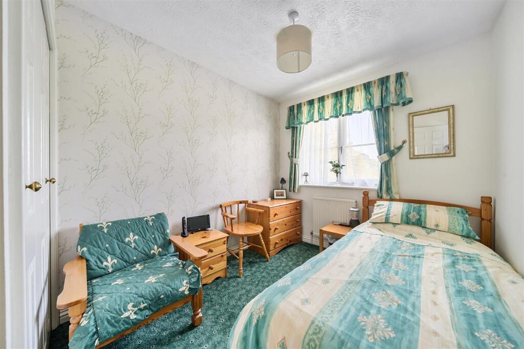 Manor Way - bed 2.jpg