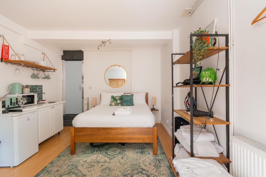 1S5L1CM - Studio D.jpg