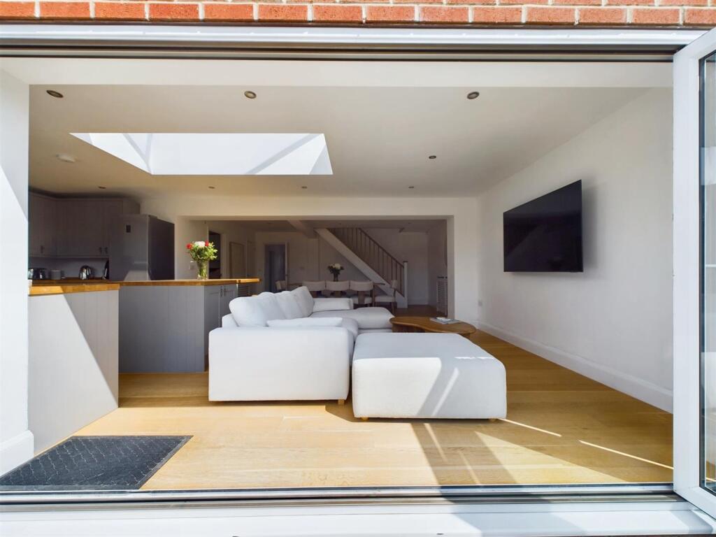 OPEN PLAN LIVING/ KITCHEN/ DINING AREA