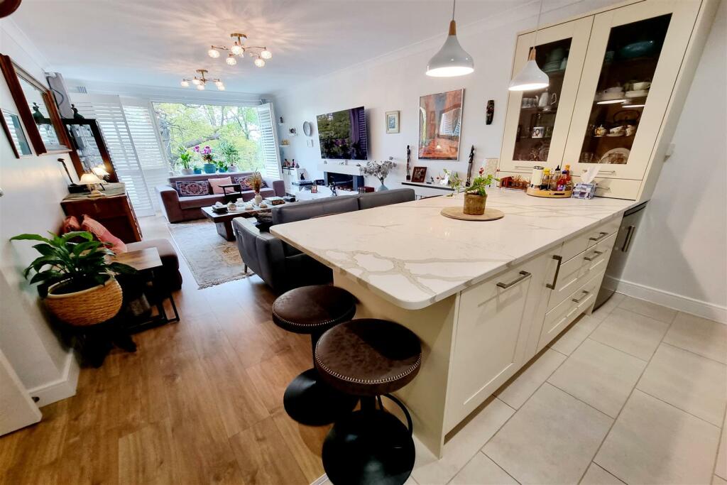 LUXURY KITCHEN/DINER: PIC. 2